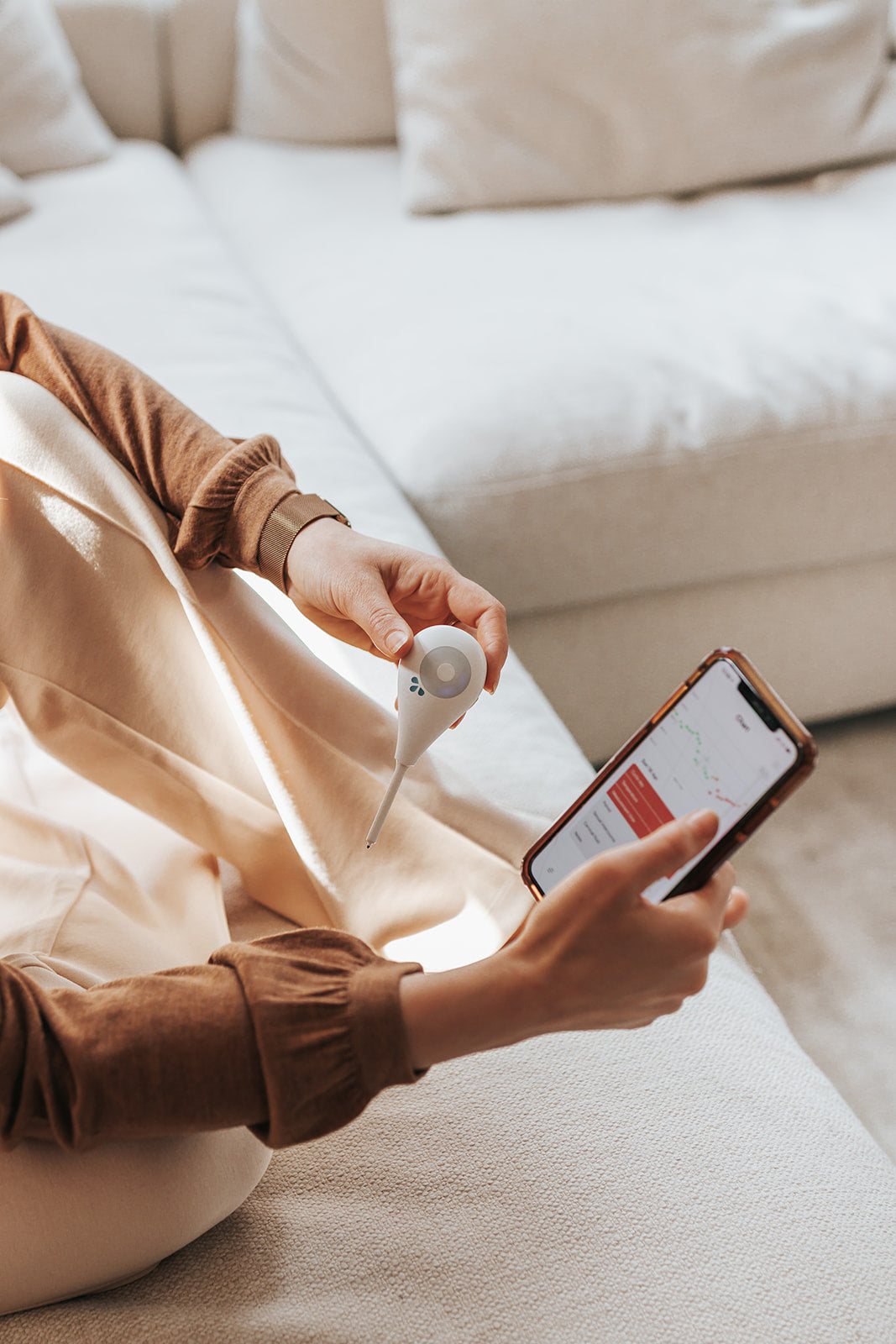 Daysy cyclus tracker met app interface voor hormonen en ovulatie tracking