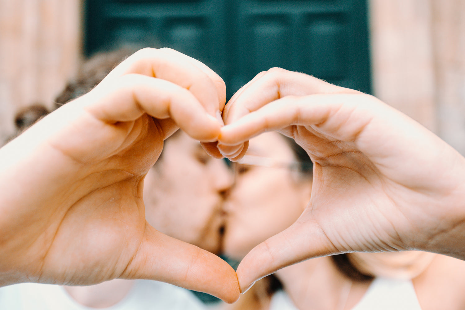 Alles draait om liefde, genegenheid, communicatie. Deel je hormonale cyclus gegevens met je partner via de DaysyDay Partner app.