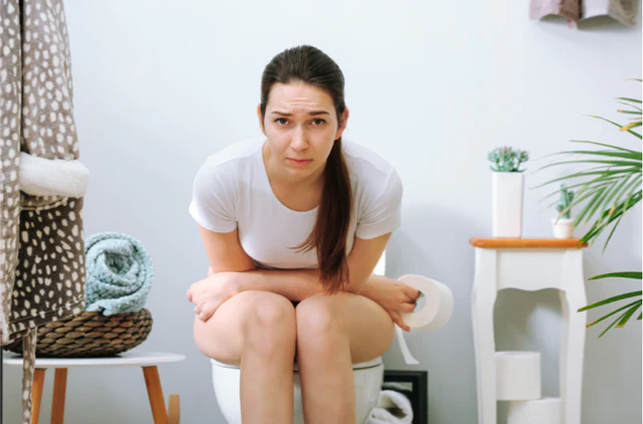 Vrouw met buikpijn en darmklachten tijdens haar menstruatie